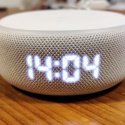 Amazon Echo Dot dengan jam, speaker pintar yang berguna, serbaguna dan direkomendasikan