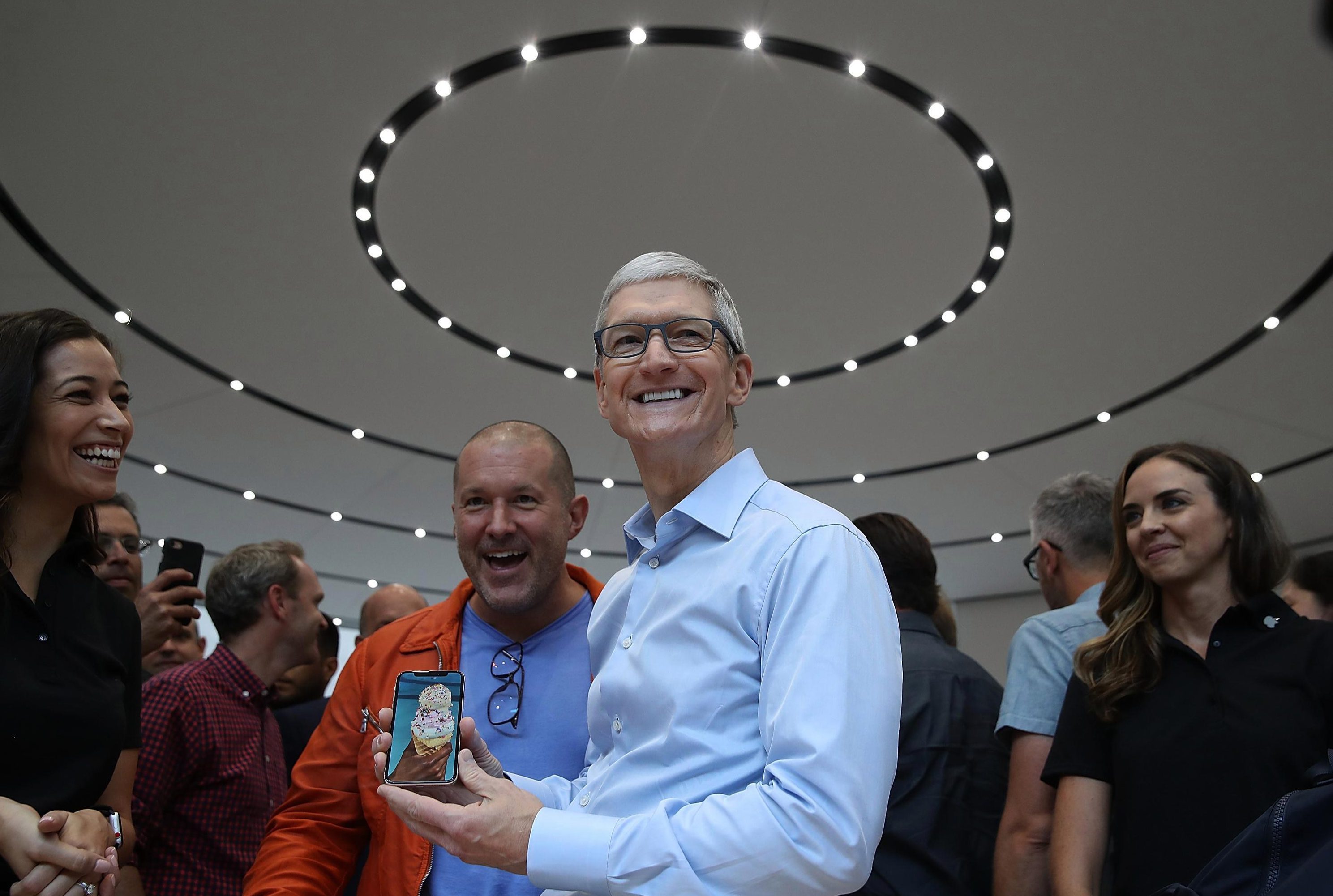 Apple CEO Tim Cook pada pembukaan iPhone baru yang kesepuluh kemarin