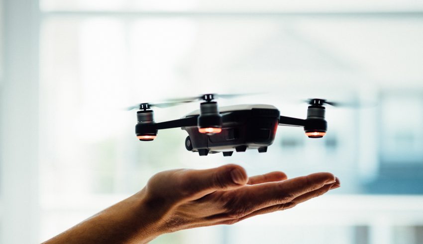 mencoba dan menguji cara untuk memilih selfie drone