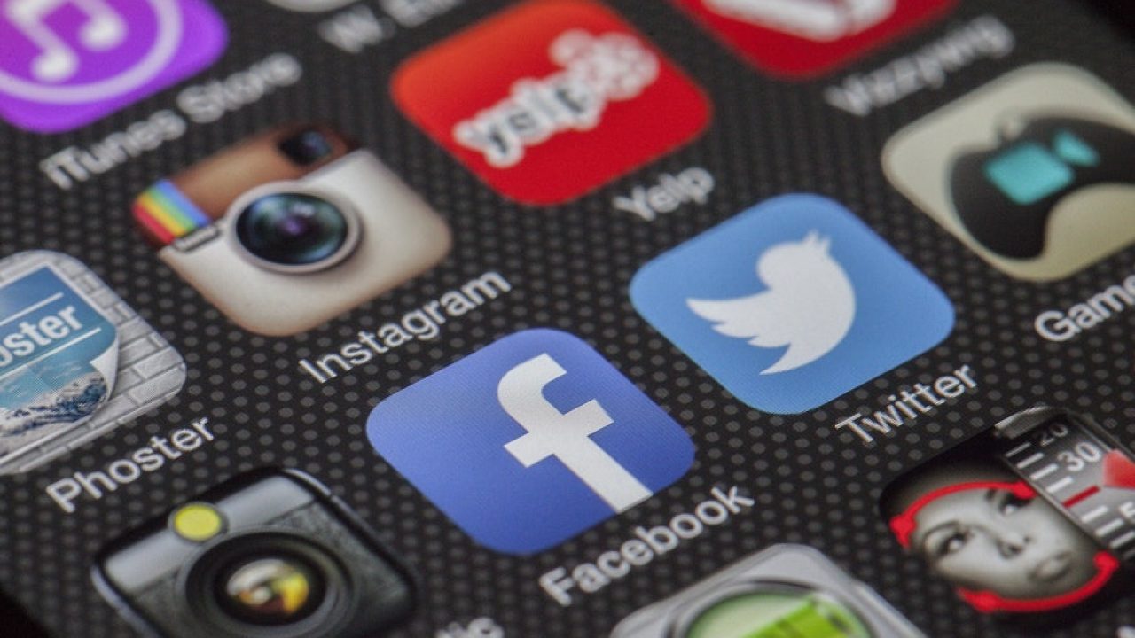 1 dari 5 orang Spanyol mendedikasikan lebih dari 3 minggu setahun untuk jejaring sosial, tetapi mereka membagikan konten dalam kurang dari setengah dari profil mereka