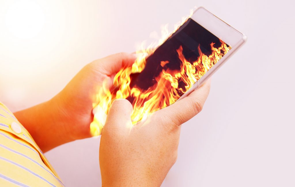 Bisakah ponsel dibakar? Apa yang harus dilakukan dan bagaimana menghindarinya