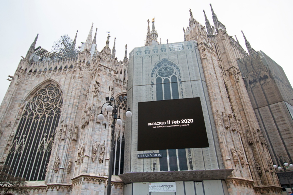 Pesan Samsung yang muncul di luar Duomo di Milano di Milan