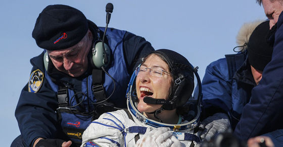 Astronot NASA Christina Koch kembali ke Bumi setelah 328 hari - Apa yang dilakukan perjalanan ruang angkasa ke tubuh dan pikiran