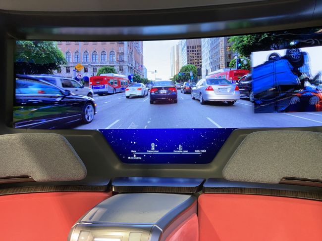 OLED-skärmar på autonoma bilar kan visa serier, filmer och även det yttre området tack vare det augmented reality-systemet (Foto: Reproduktion)