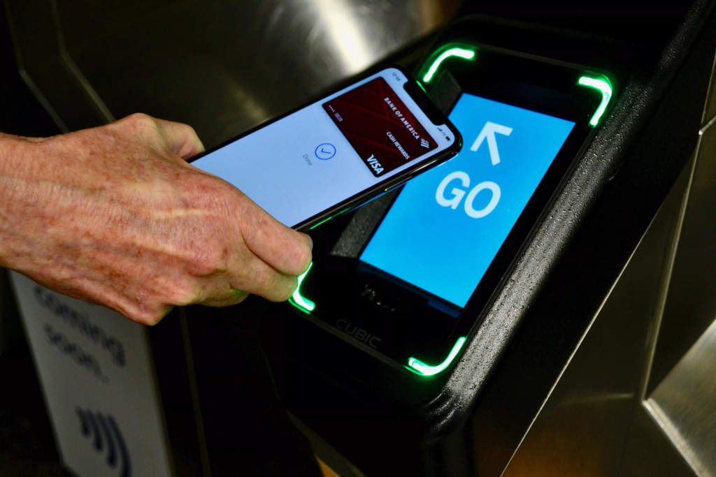 itu Apple Pay menggunakan teknologi NFC untuk melakukan transaksi dengan aman.