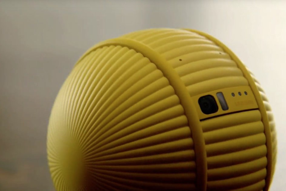 Samsung melakukan demo Ballie, bola robot keamanan yang berbunyi bip dan berbunyi, pada CES 2020