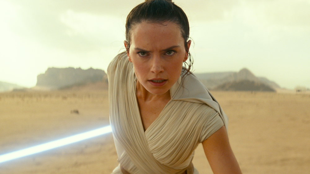 Banyak kritikus film melaporkan bahwa Star Wars baru memberi penghormatan kepada fitur-fitur sebelumnya