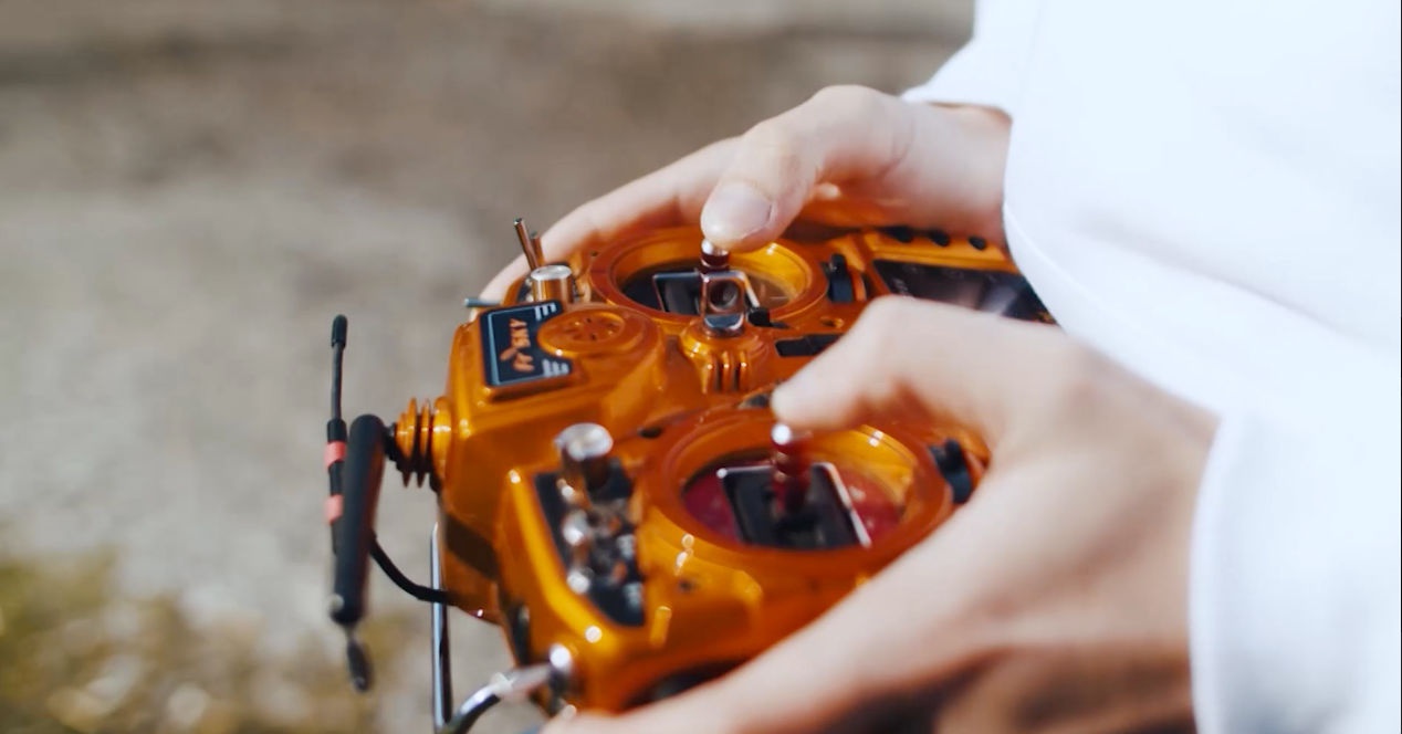 Anda sekarang dapat mengendarai drone balap tanpa takut merusak apapun 4