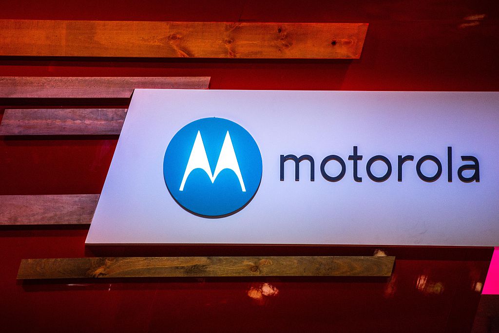Bagian depan Motorola Moto G7 Supra bersinar dalam render yang difilter 3
