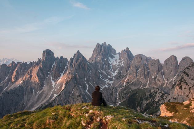Landskapsfoto: Berg och någon som sitter på kanten
