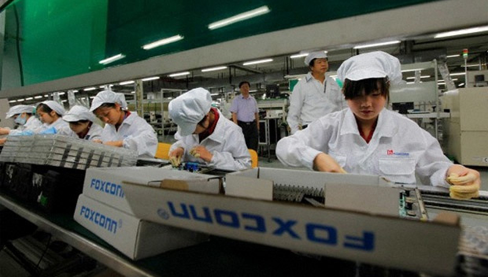 Robot Foxconn yang akan membuat iPhone 6 adalah untuk membantu karyawan 3