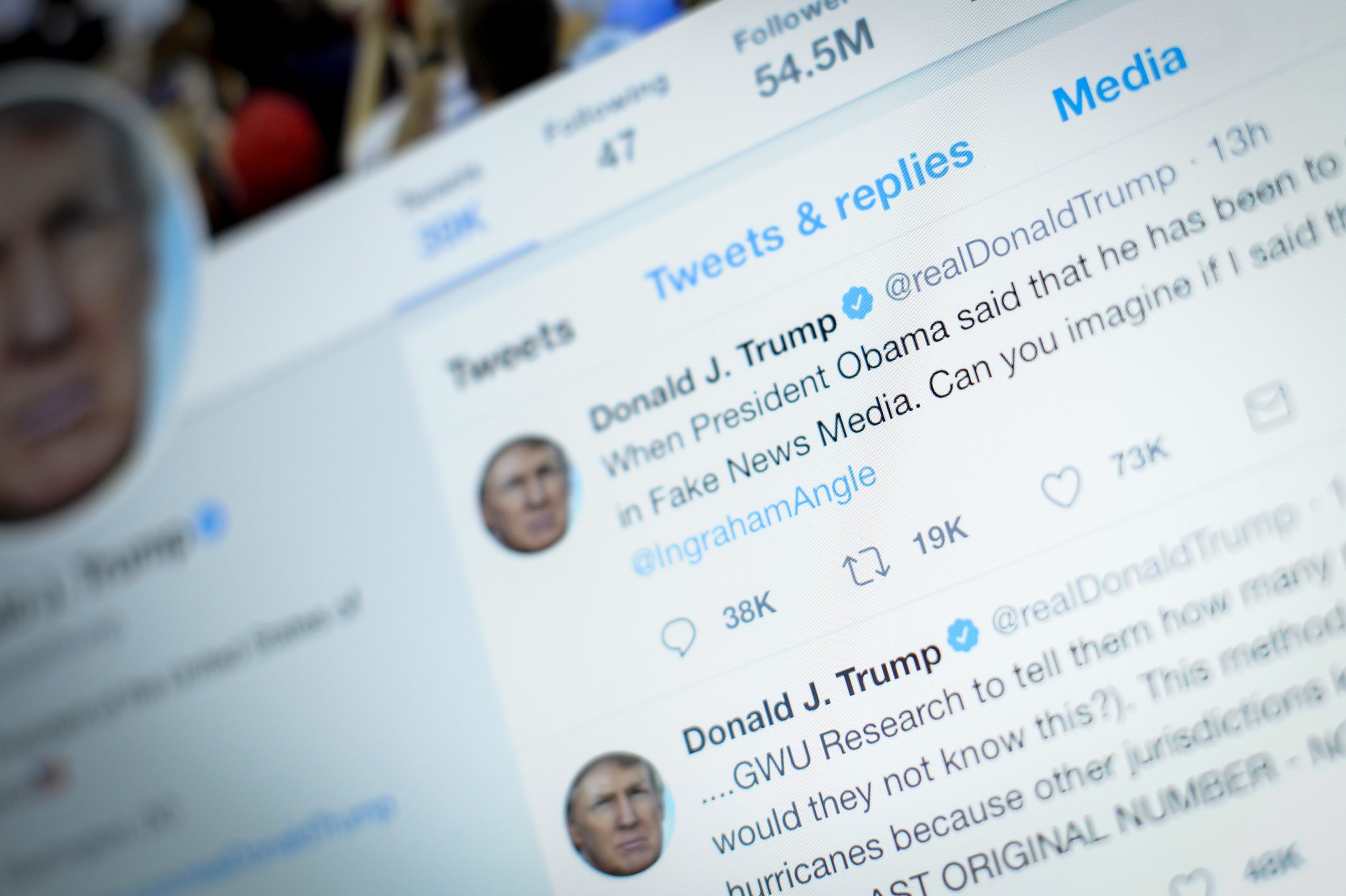Twitter sedang mencoba menandai posting oranye dengan berita palsu