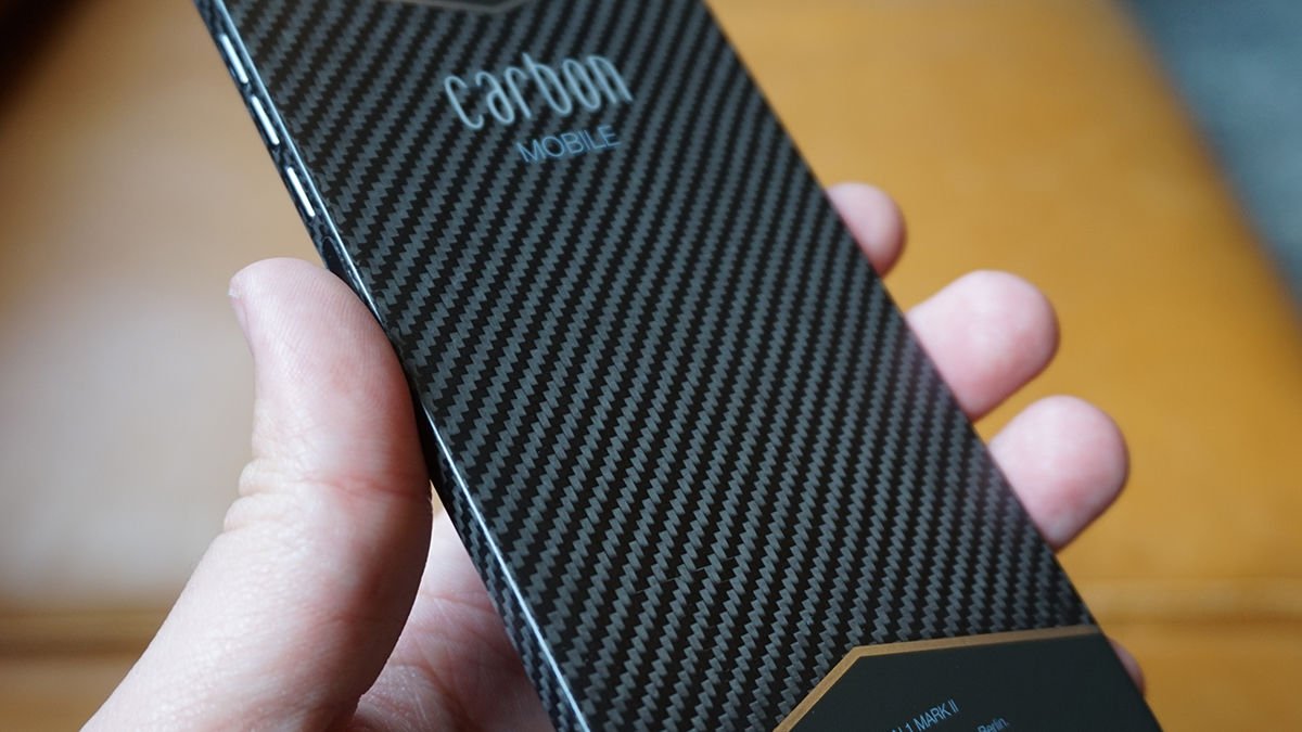 Anda akan segera dapat membeli telepon serat karbon pertama di dunia 1
