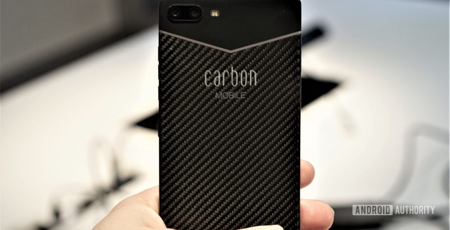 Telepon menjadi terlalu berat, tetapi telepon serat karbon ini menawarkan alternatif