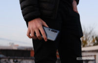Xiaomi Mi Note 10 di tangan di luar 1