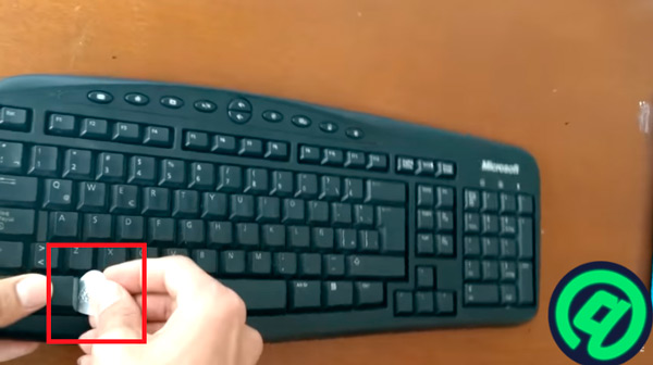 Kami membongkar keyboard