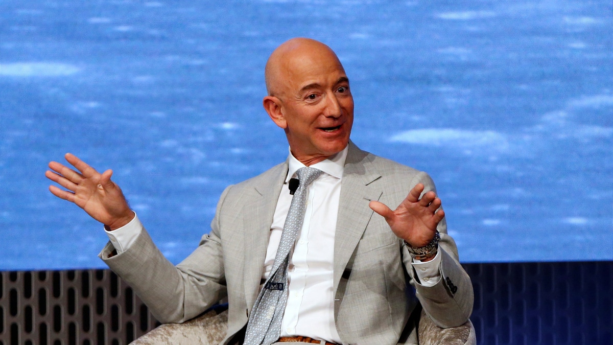 Amazon CEO Jeff Bezos Sued by Girlfriend
