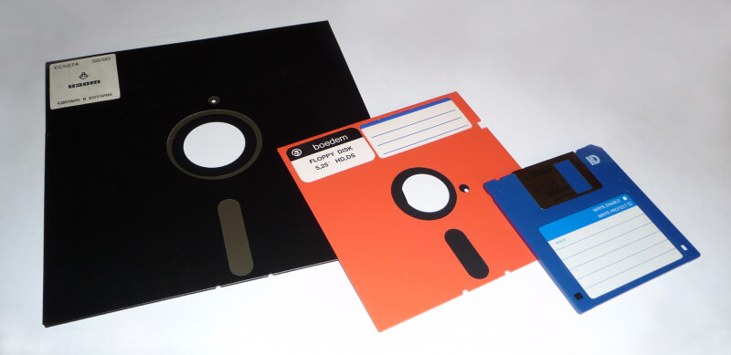 Berapa ukuran floppy disk generasi pertama?