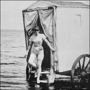 Seorang wanita melangkah keluar dari mesin mandi ke laut.