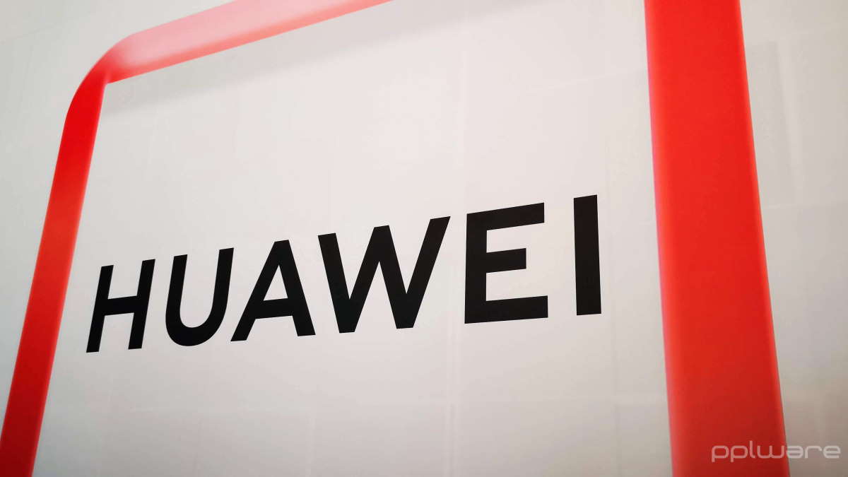 Huawei mematenkan delapan smartphone kamera tersembunyi