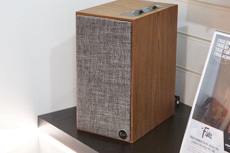Klipsch ingin Anda melupakan bilah suara dan kembali ke speaker stereo untuk TV dengan The Fives yang baru