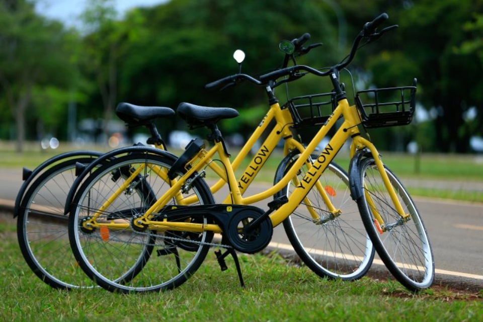Kuning menghancurkan sepeda dan menimbulkan kontroversi di internet