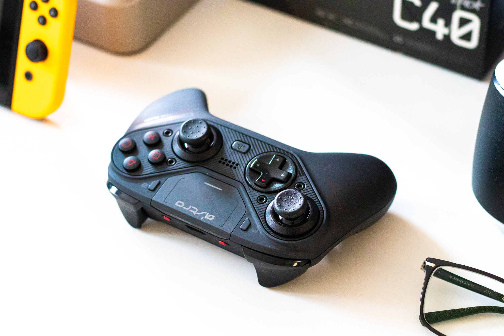 Pengaturan analog dari PlayStation atau Xbox? Kontroler Astro C40 TR menawarkan kedua pengaturan ini - tinjauan