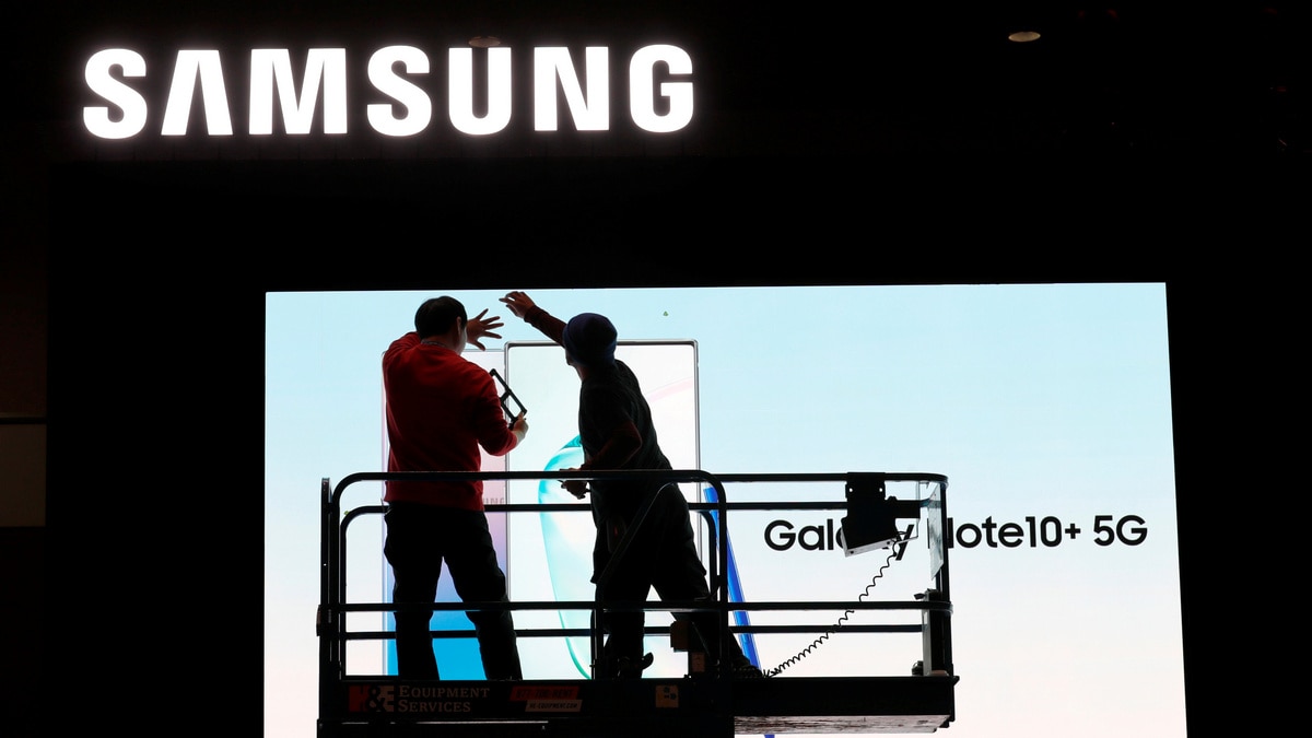 Samsung Flags One-Third Drop in Q4 Operating Profit on Chips, Smartphones
