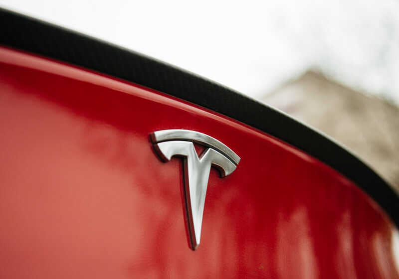 Tesla secara jarak jauh menghapus fitur autopilot dari Model S yang digunakan setelah dijual