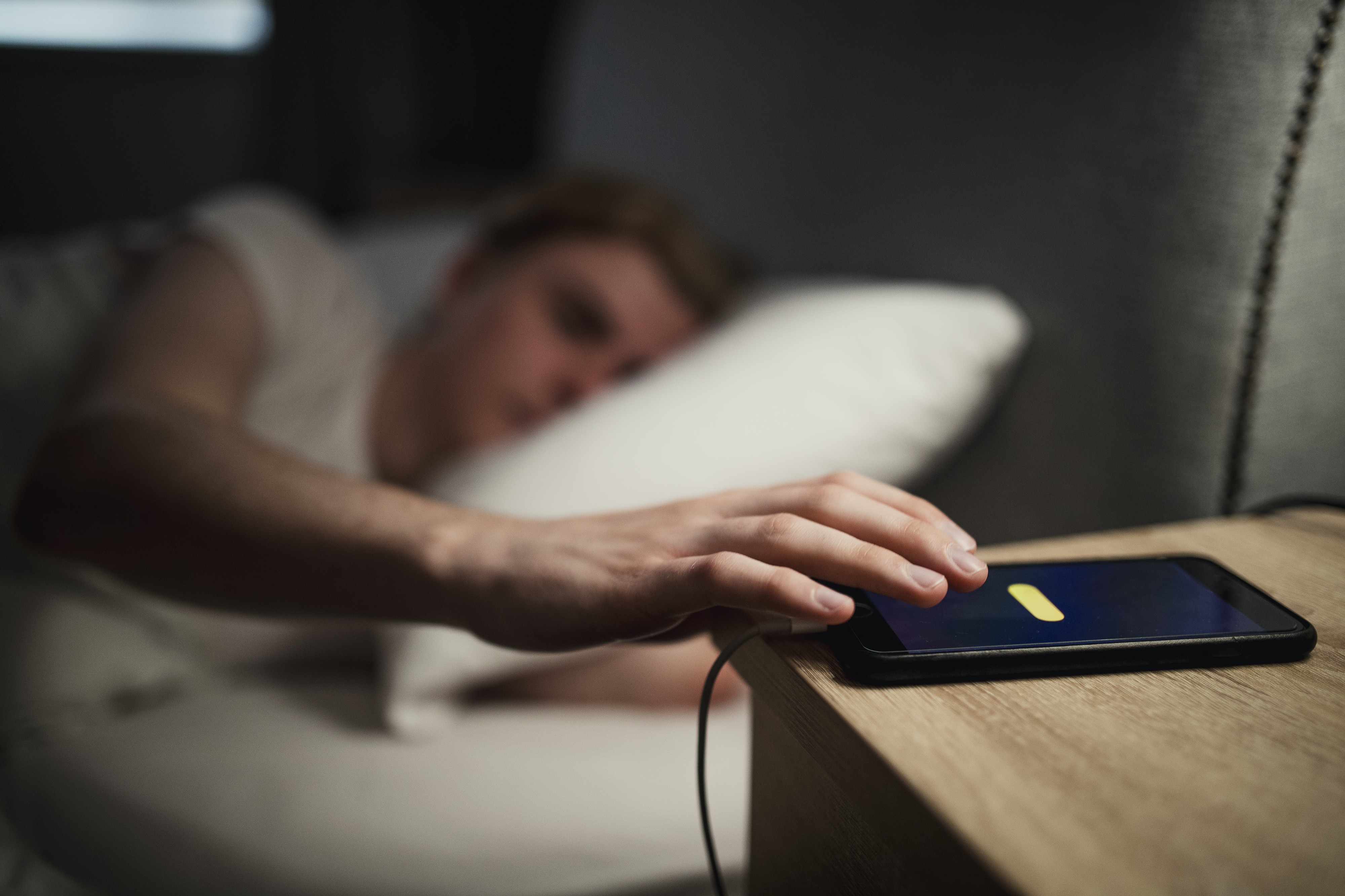 Телефоны рядом. Телефон лежит. Смартфон на кровати. Человек с телефоном в кровати. Спать со смартфоном.