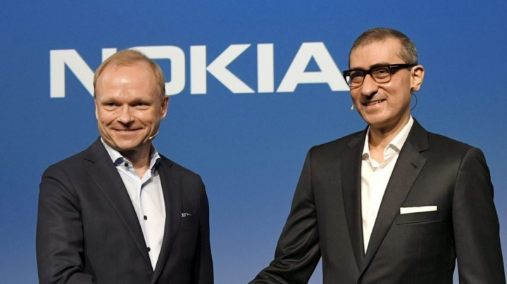 Pekka Lundmark, CEO Nokia berikutnya, di sebelah kiri, di samping CEO saat ini, Rajeev Suri, di sebelah kanan.
