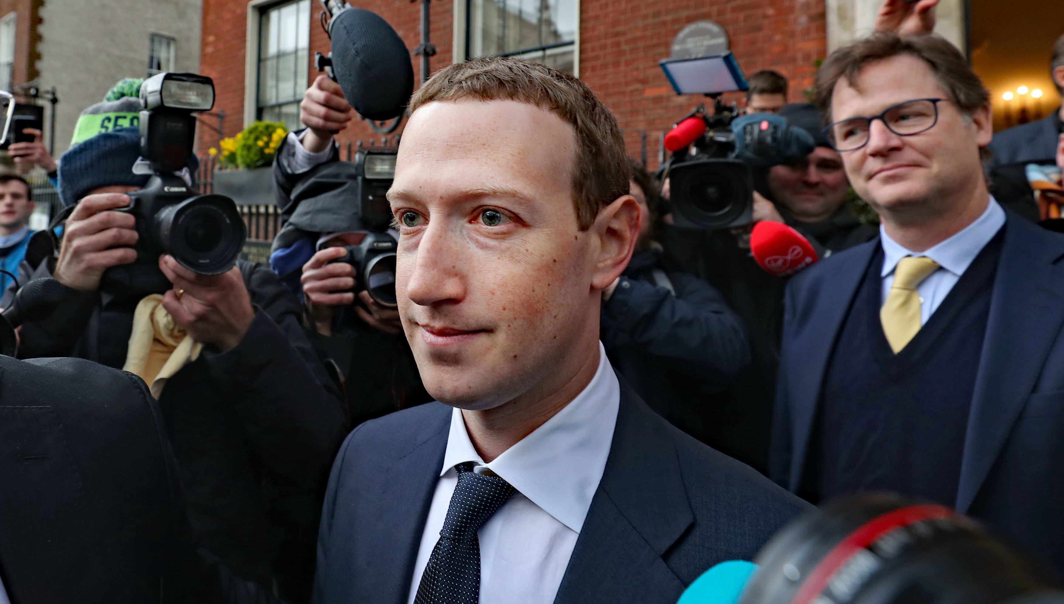  Mark Zuckerberg telah berulang kali dibanting karena kegagalan privasi dan keamanan - dan FacebookKetidakmampuan untuk menjaga aplikasinya bersih dari konten yang cerdik