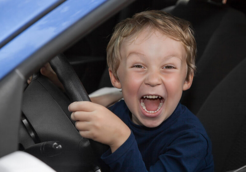 Orang tua mengizinkan anak berusia 11 tahun untuk menyetir mobil karena mereka muak dengannya bermain GTA sepanjang hari