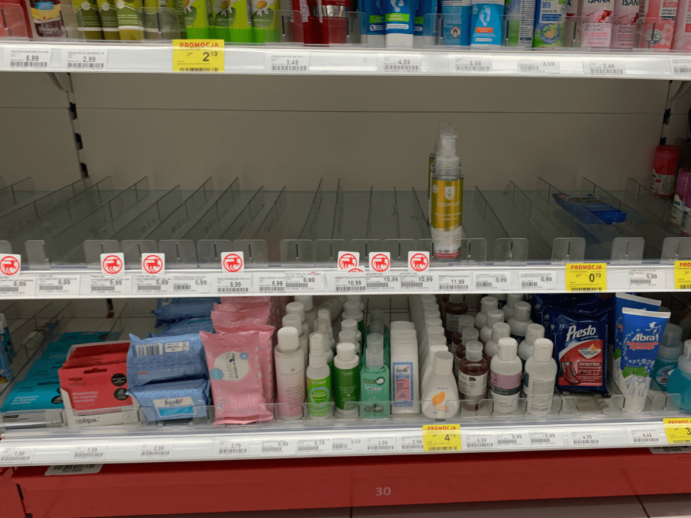 Saya melihat rak kosong. Tidak ada desinfektan dan sabun di toko. Ada kekurangan kacang dan pasta