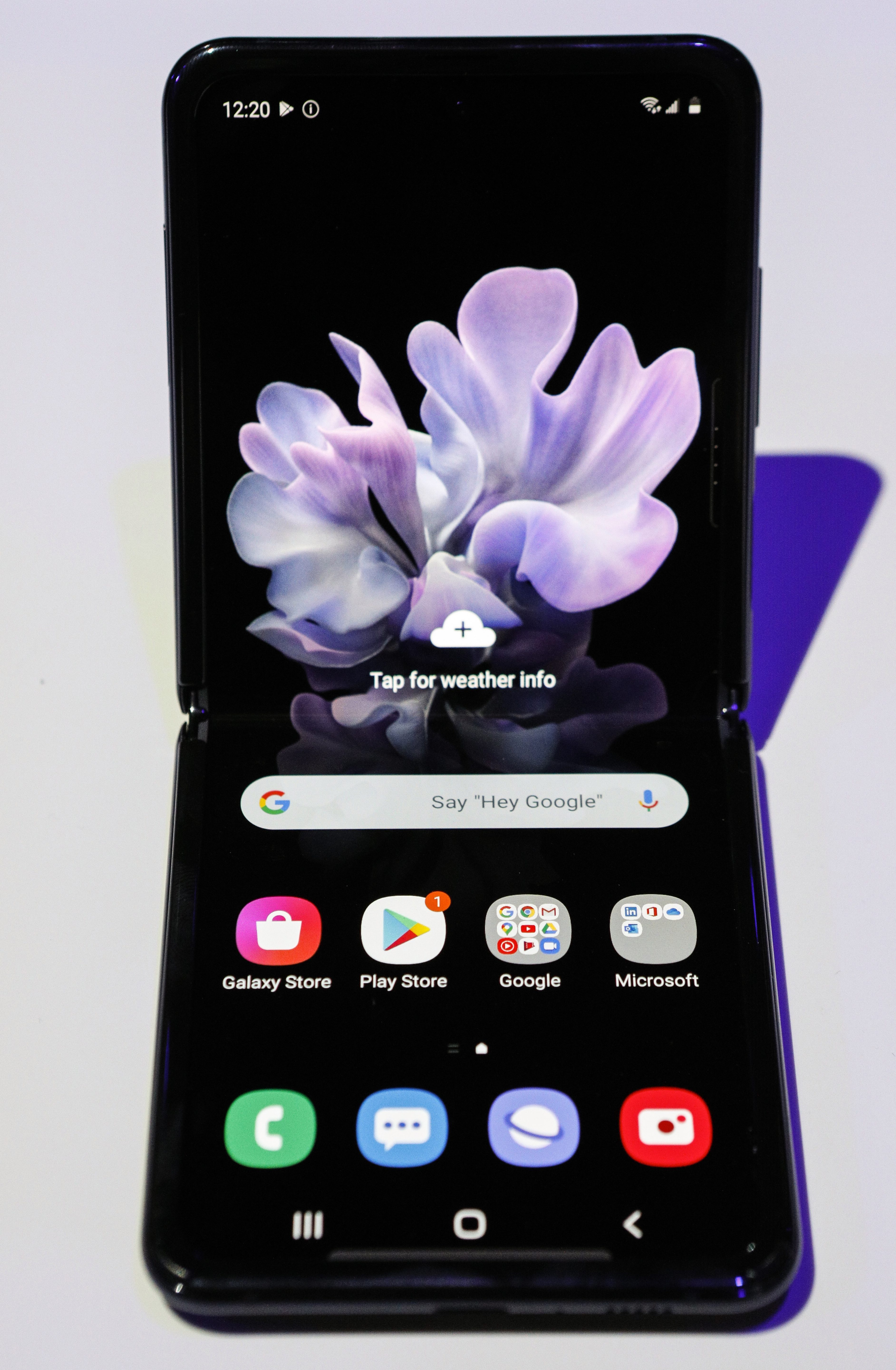  Samsung telah merilis Z Flip dengan tampilan fleksibel mutakhir