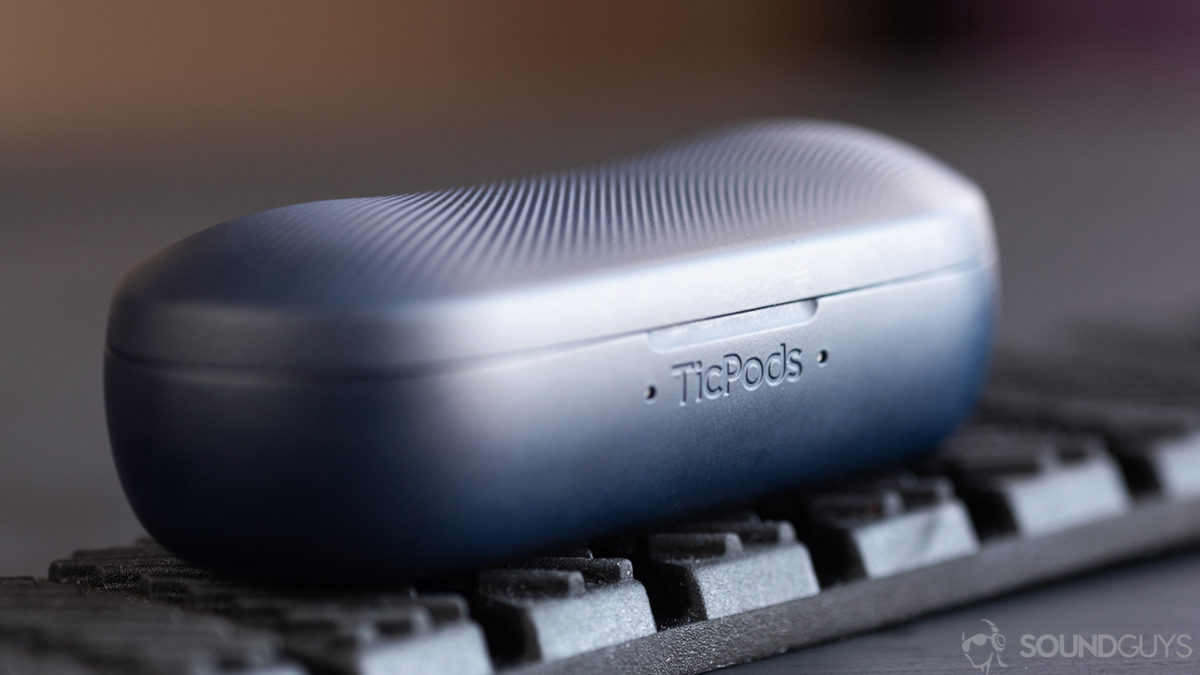 Một bức tranh vĩ mô của Mobvoi TicPods 2 Pro sạc tai nghe không dây thực sự với tên TicPods trong tiêu điểm.