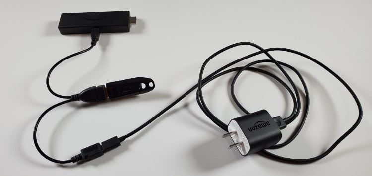 Cáp OTG được kết nối với Fire TV Stick 4K với USB Flash Drive