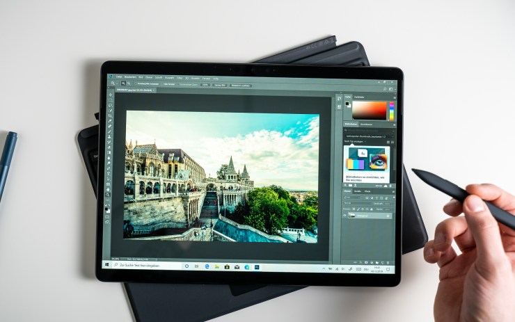 Microsoft Surface Pro X với Photoshop