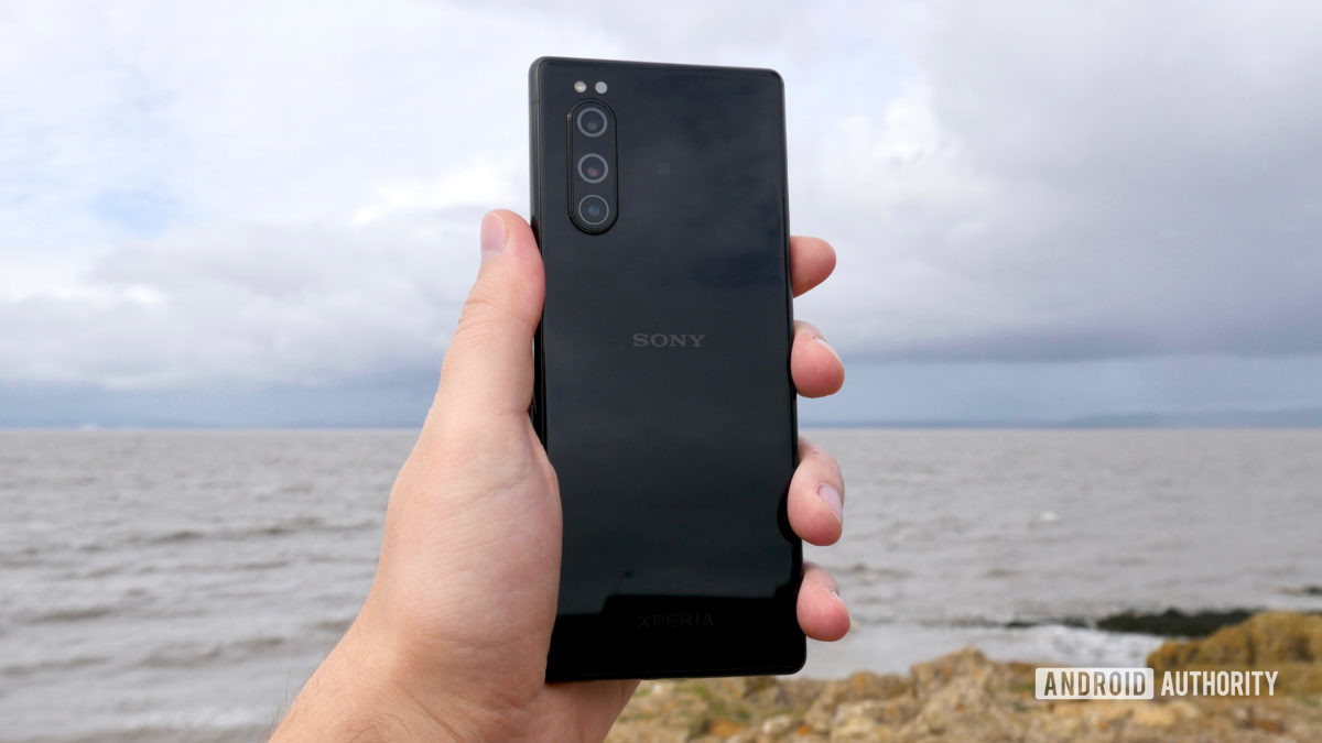 một loại điện thoại thông minh của hãng Sony 5 phía sau trong tay