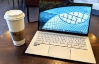 Asus Chromebook Flip C434 trên bàn với cà phê