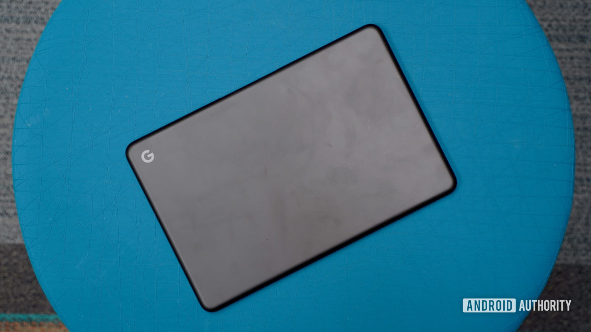 Google Pixelbook Go Đánh giá về một con ottoman màu xanh