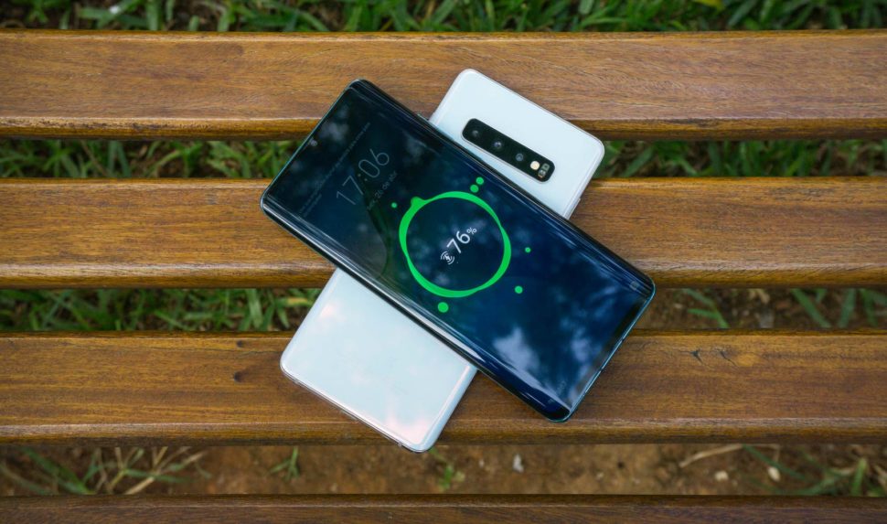 Tính năng PowerShare của Galaxy S10 Plus mang theo một điện thoại thông minh khác