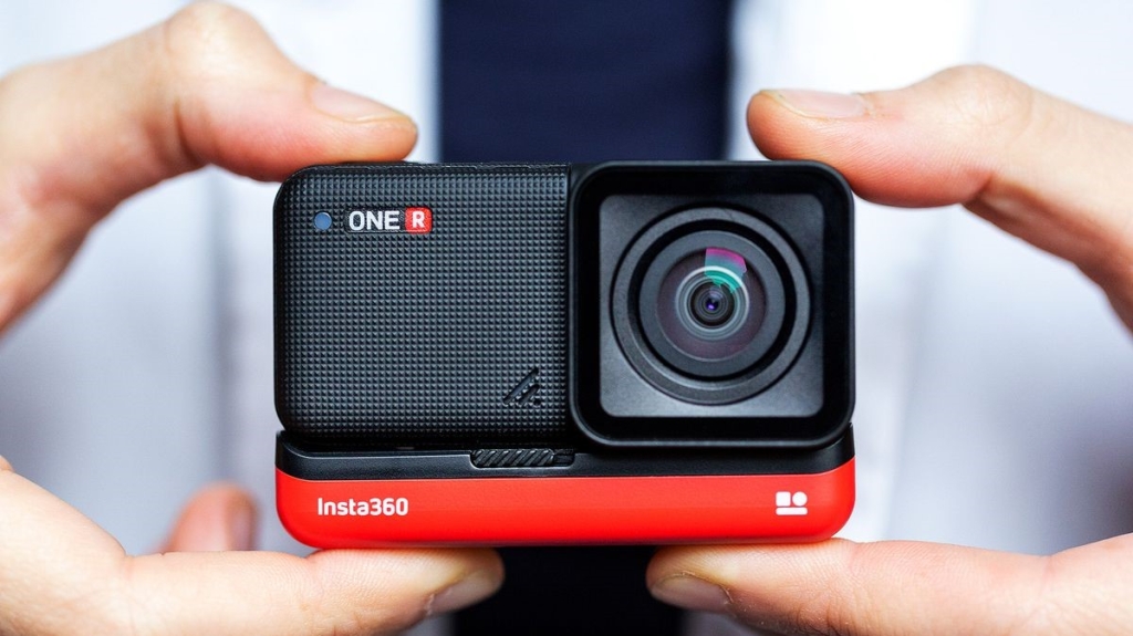 Insta360 One R là một máy ảnh 3 trong 1 nhỏ gọn được sử dụng mọi lúc (Phát lại: The Verge)
