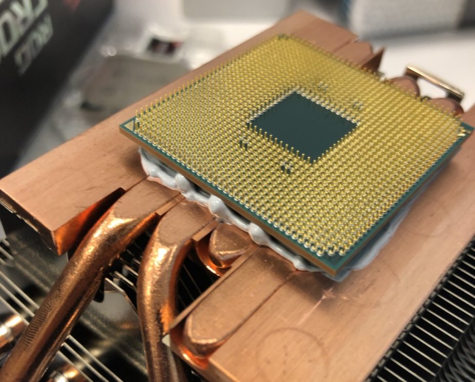 CPU được kết nối với bộ làm mát AMD