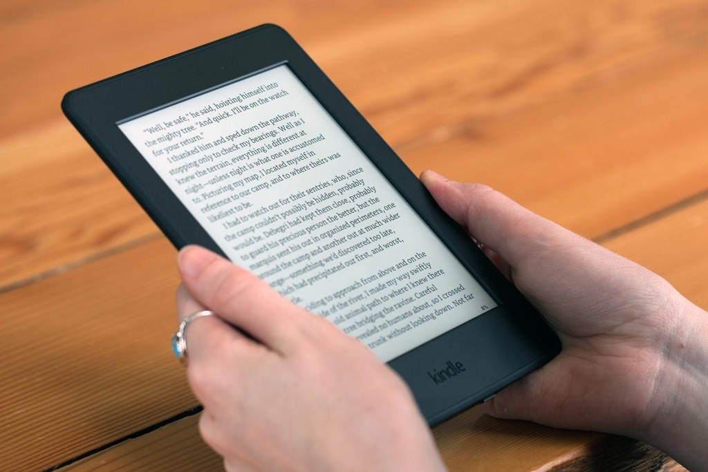 Những cuốn sách trong Kindle có xu hướng rẻ hơn đáng kể; cung cấp nội dung là ngay lập tức; bên cạnh việc sinh thái bền vững hơn khi so sánh với cái chung (Ảnh: Sinh sản)