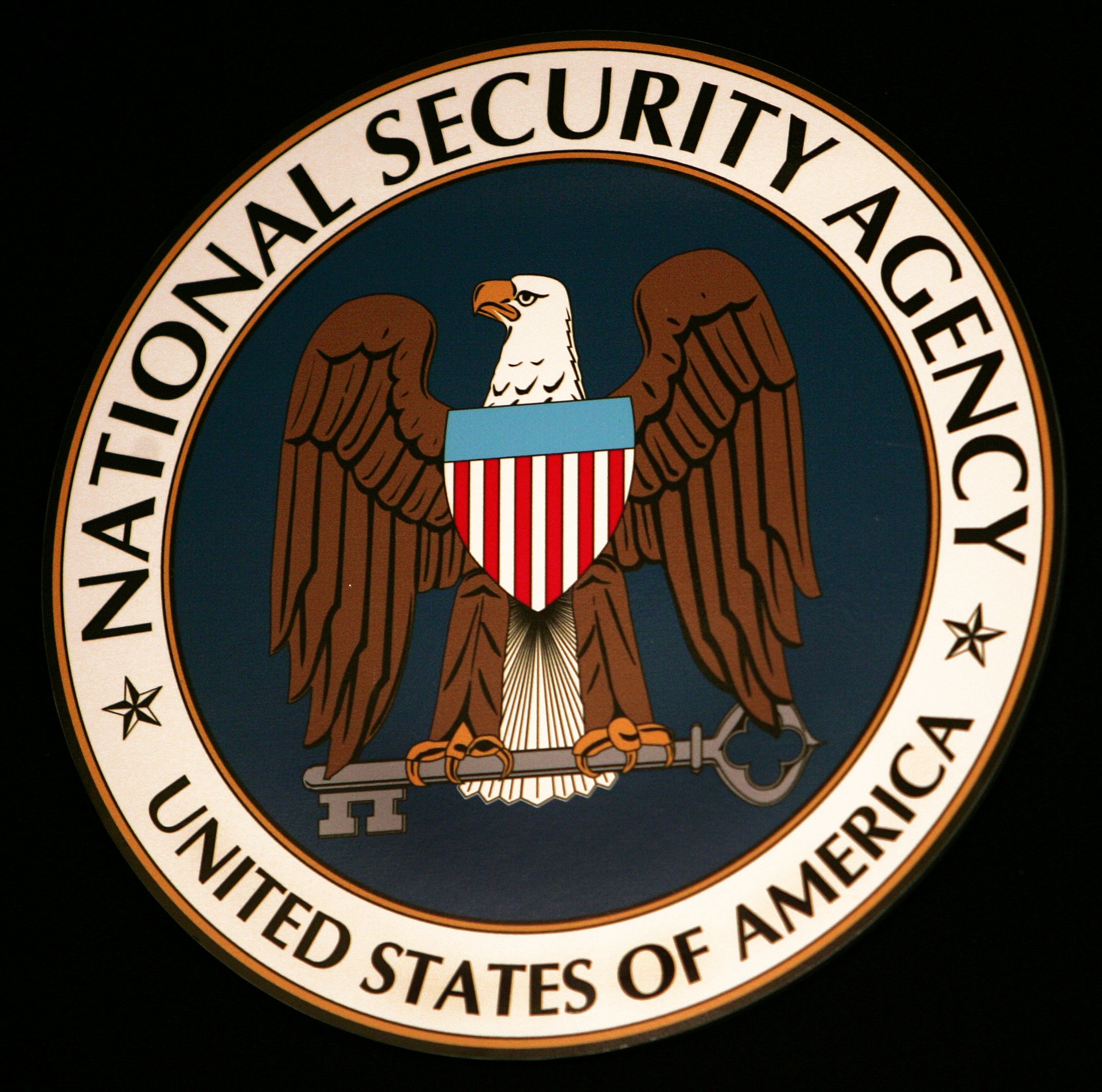   NSA là một cơ quan tình báo Hoa Kỳ chịu trách nhiệm theo dõi mọi người thông qua internet và điện thoại của họ
