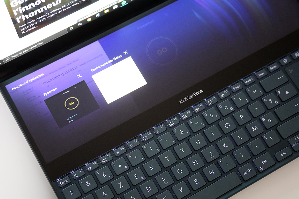 Notch thứ hai của Asus ZenBook Pro Duo