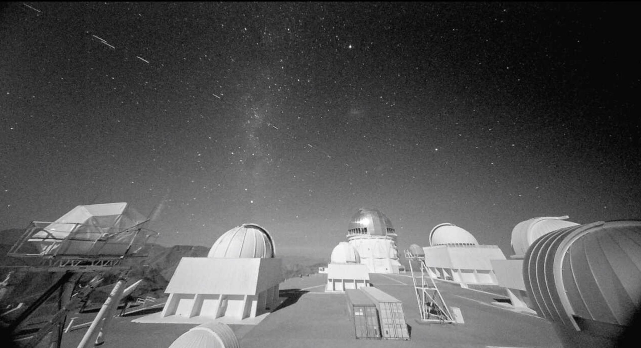   Các vệt trên bầu trời gần đây đã được phát hiện bởi một đài quan sát - 'chặn' tầm nhìn của các ngôi sao