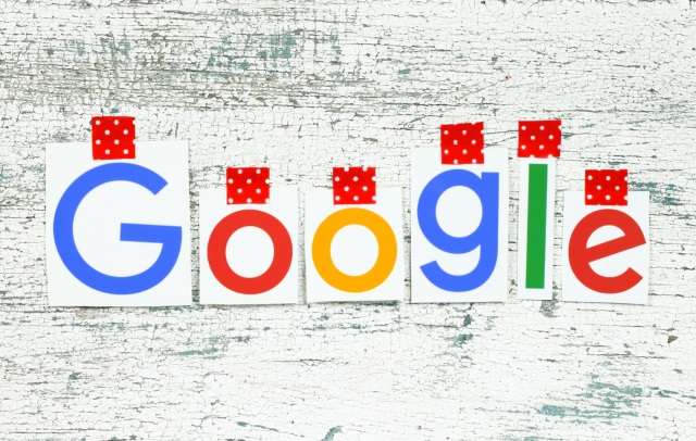 Logo Google trên gỗ trắng