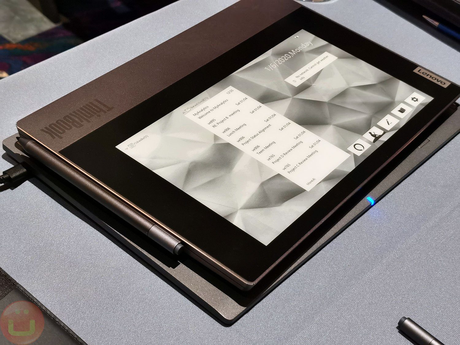 Lenovo ThinkBook Plus với màn hình E-Ink thứ cấp